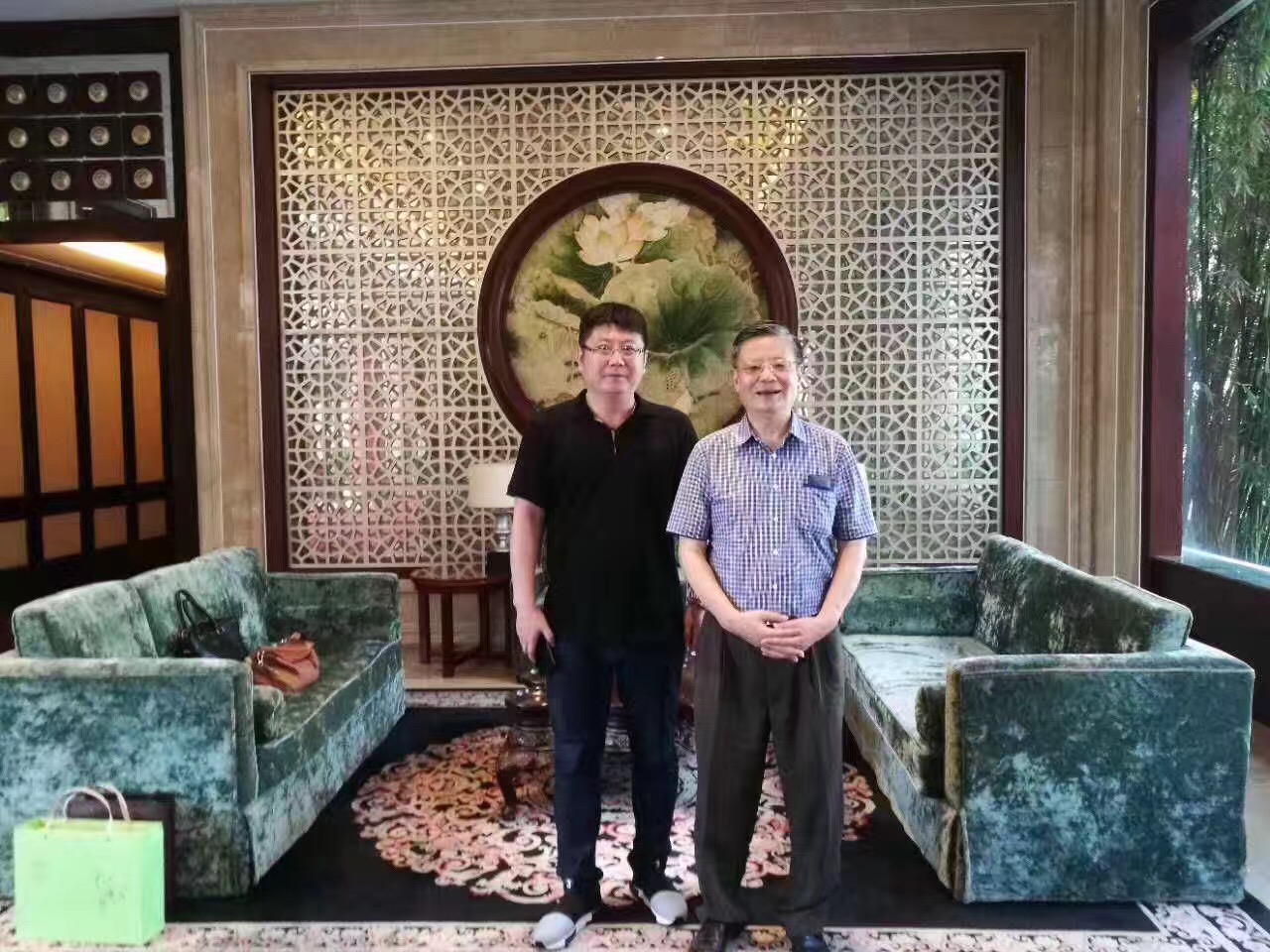 米乐集团集团和国医大家王琦洽谈结束合影留想