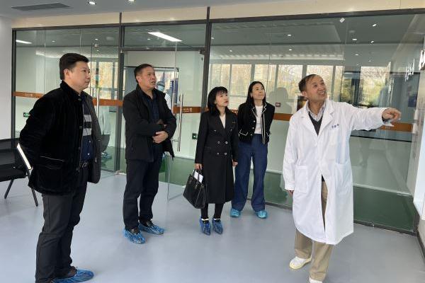 米教授为科协张主席介绍企业发展过程 米教授为科协张主席介绍企业发展过程.jpg