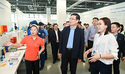 米乐集团集团全新自主研发高新科技设备吸睛通辽市科技活动周